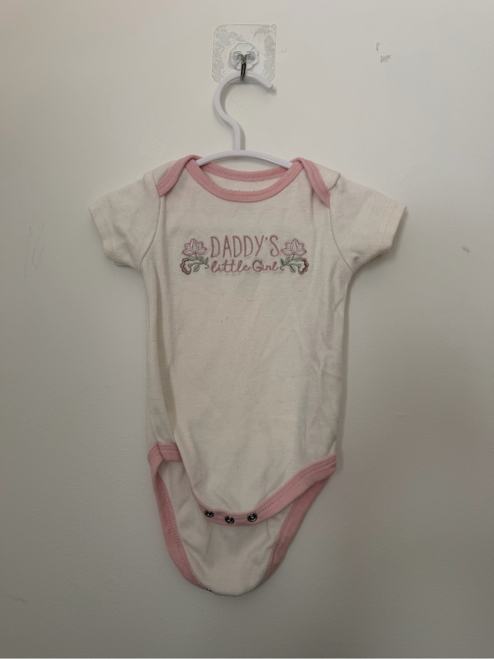Kyle & Deena daddy’s little girl white short sleeve pink hem baby onesie shirt